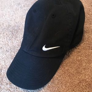 BLACK NIKE CASUAL HAT